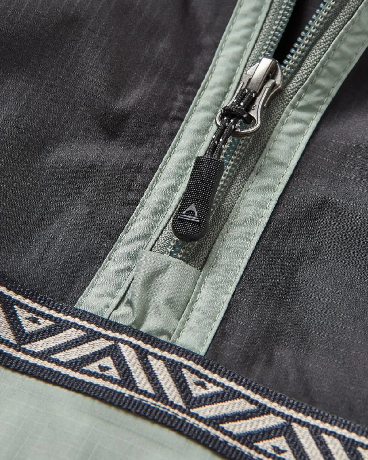 Jackets|Passenger Flow Half Zip Recycled Water Resistant Jacket - True Black/Pistachio TrueBlack/Pistachio