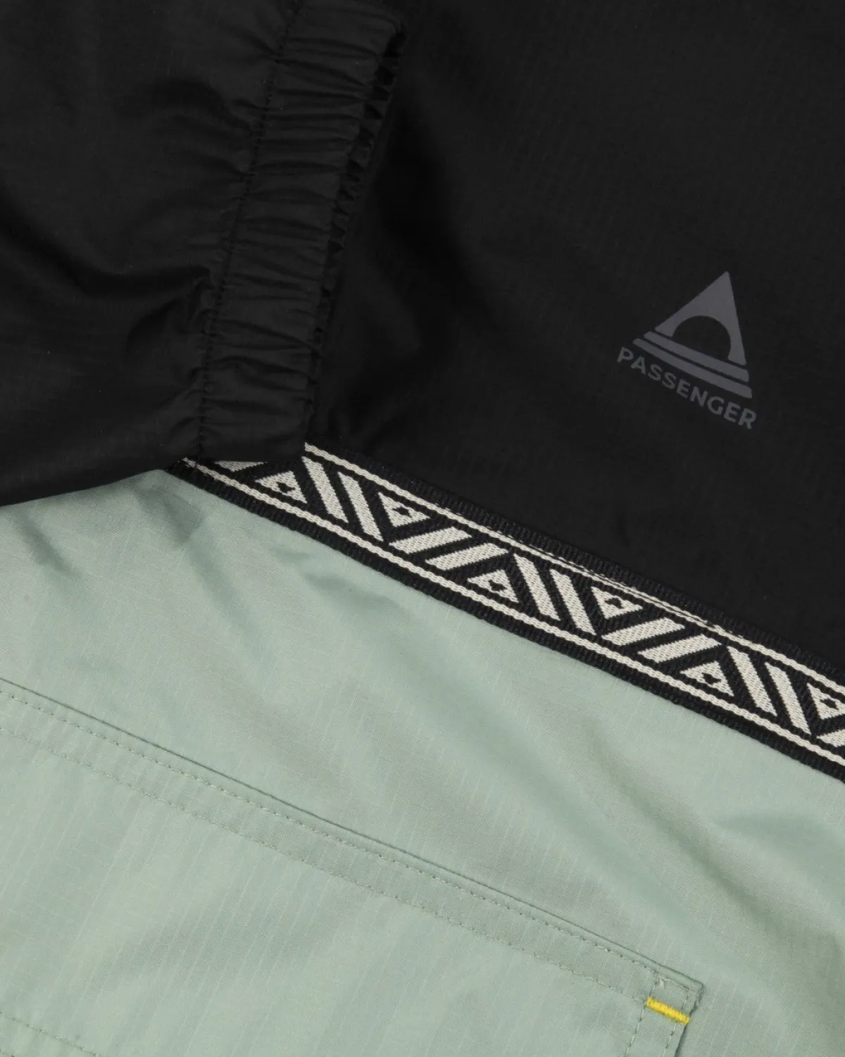 Jackets|Passenger Flow Half Zip Recycled Water Resistant Jacket - True Black/Pistachio TrueBlack/Pistachio