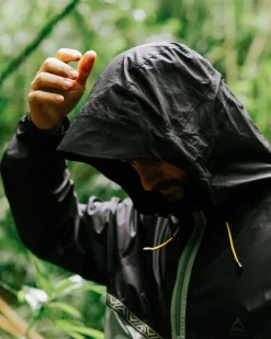 Jackets|Passenger Flow Half Zip Recycled Water Resistant Jacket - True Black/Pistachio TrueBlack/Pistachio